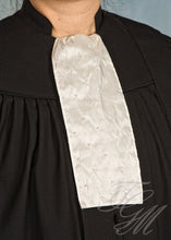 Charger l'image dans la galerie, Détail du rabat d'une toge d'avocate parisienne